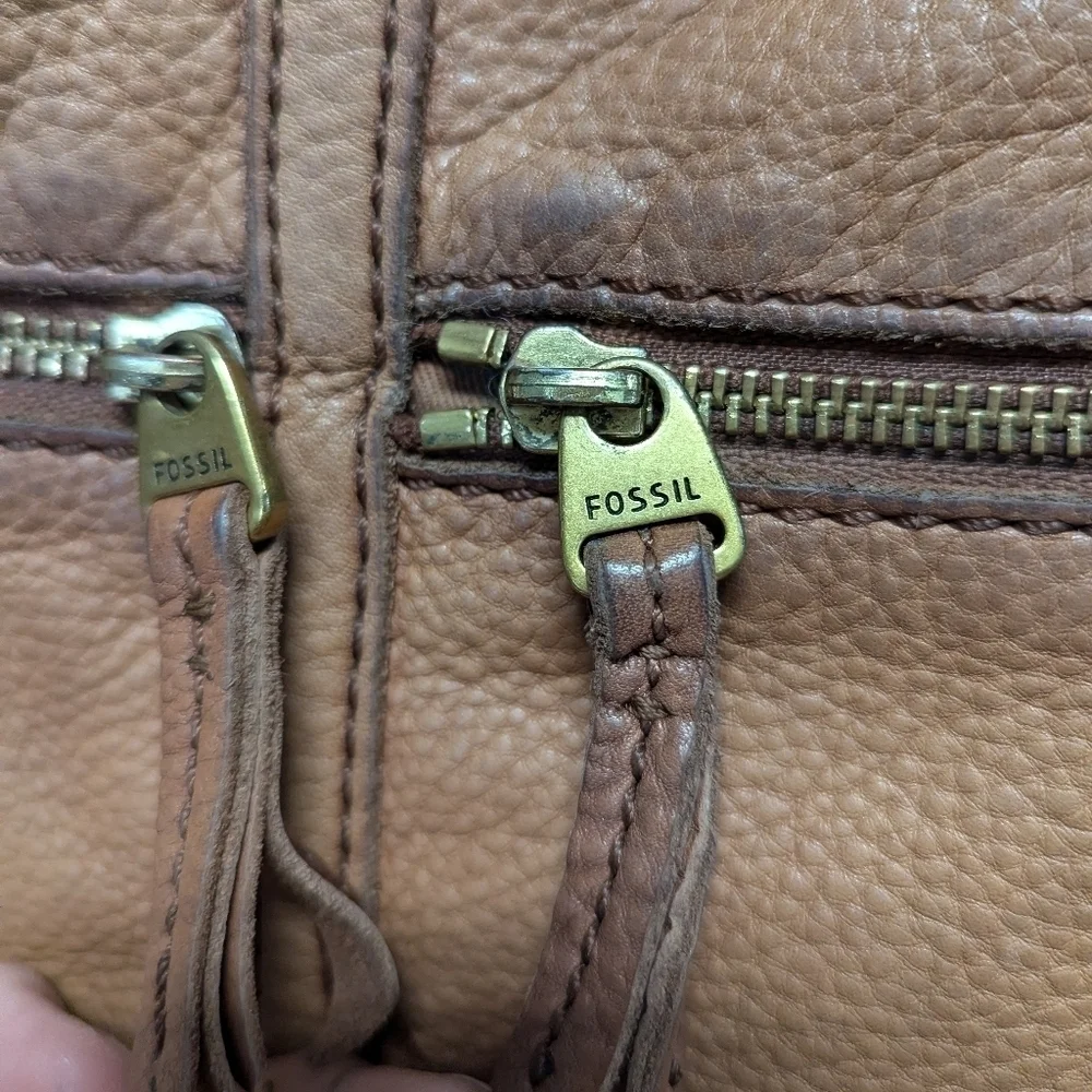 Fossil Brown Leather Crossbody Zipper Close Pockets Adjustable Strap Brass
